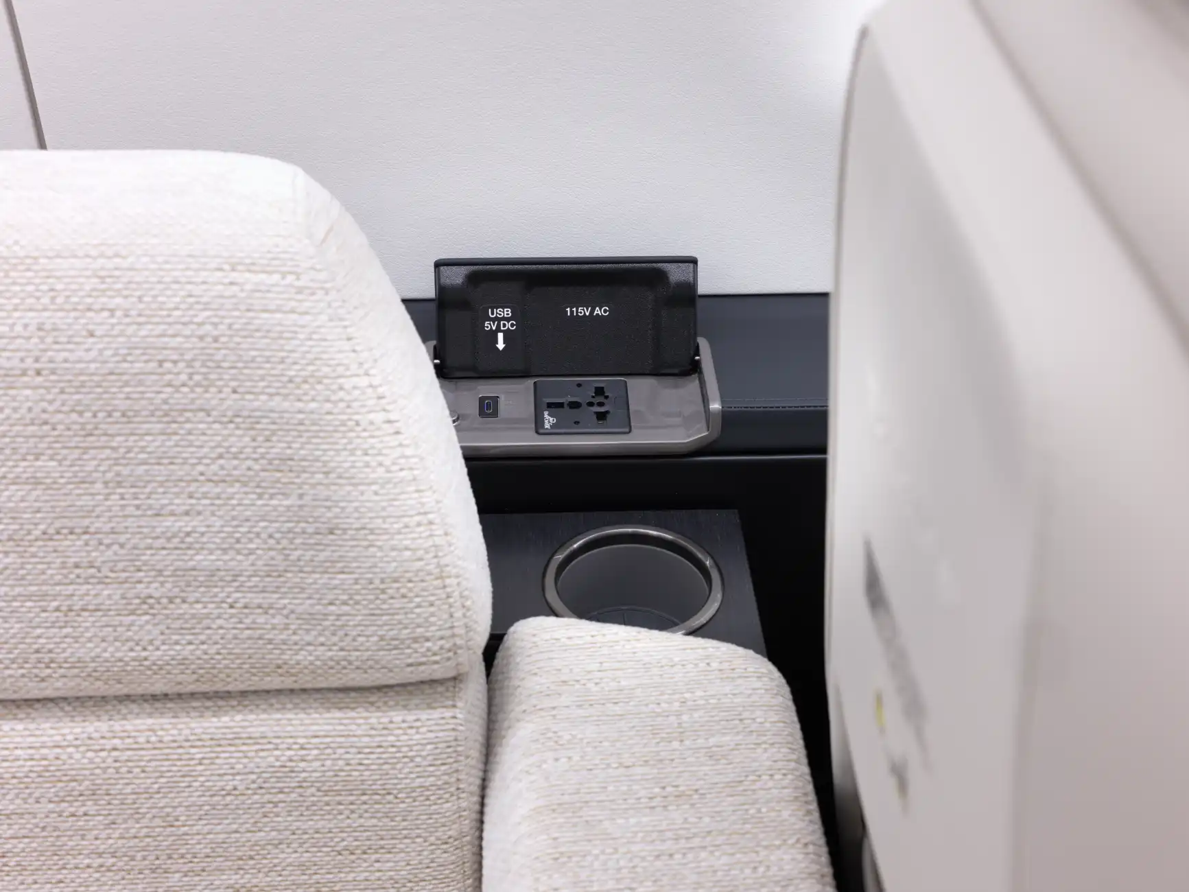 PC-24 Cabin Lighting Detail
